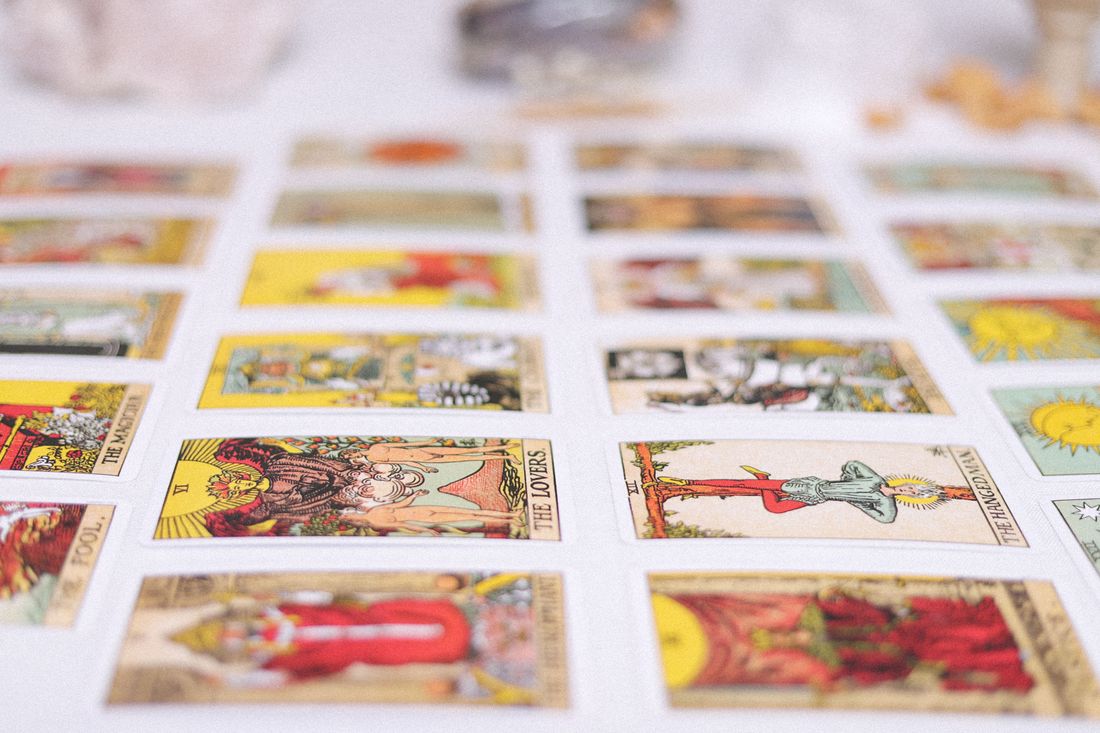 Cartas de tarot alineadas sobre una mesa clara