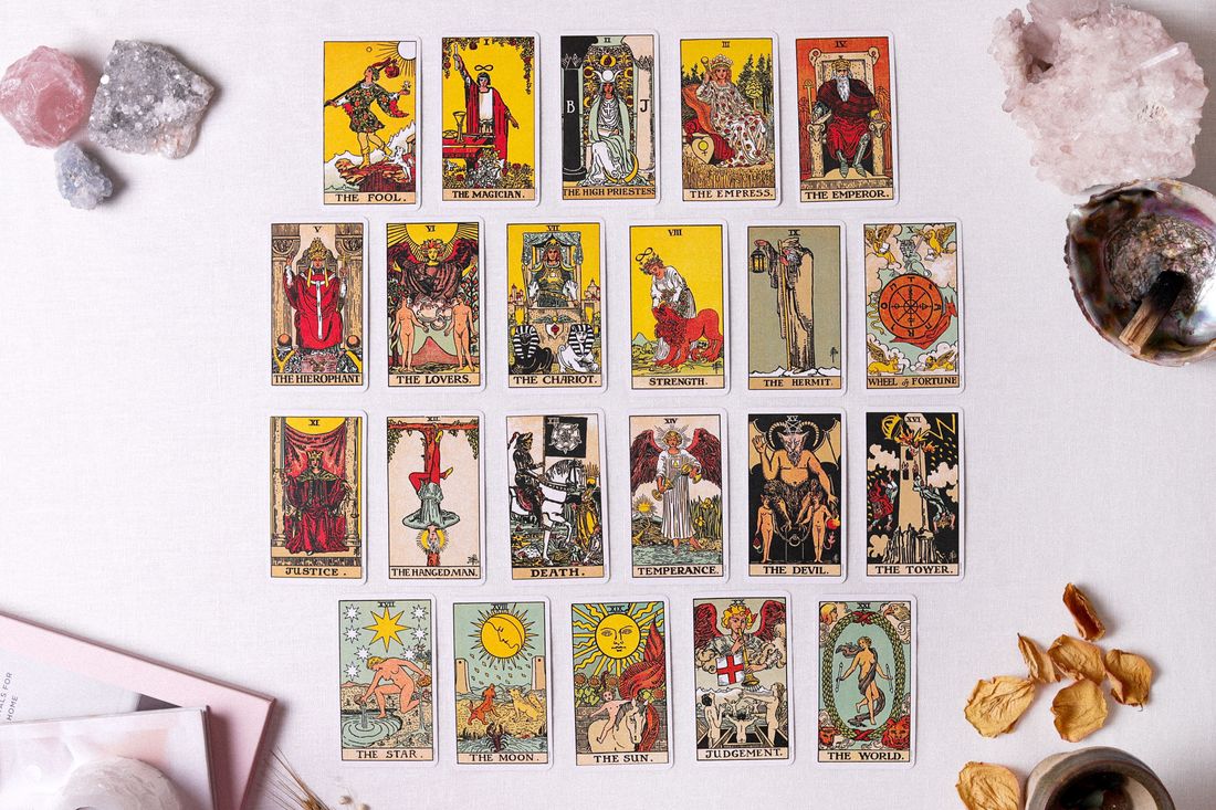 Los 22 arcanos mayores del tarot dispuestos sobre una mesa